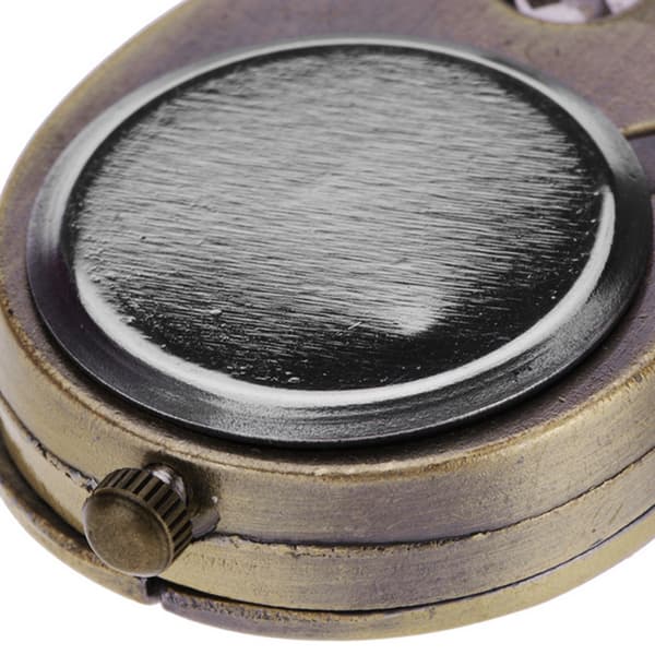 En silverfärgad nationalflagga (fick klocka ca 25*25*16mm, halsband