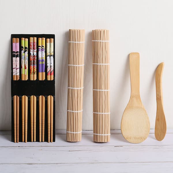 Sushisetti, 1 setti, 4 bambuista sushisettiä