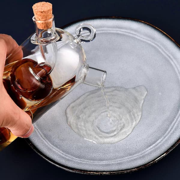 Oljebehållare med dubbla pipar, glas, kontroll, dispenser, vinägerflaska, köksredskap