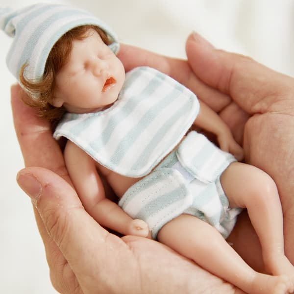 6 tums verklighetstrogen mini nyfödd babydocka med lockigt hår