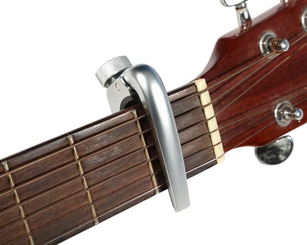 1 kpl (Hopea) Kitara Capo, Pro Alloy Kitara Capo Ruuvivirityksellä