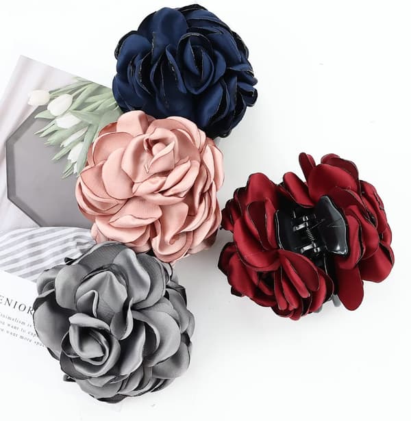 4-pakning svarte hårklyper i plast med stor roseblomst