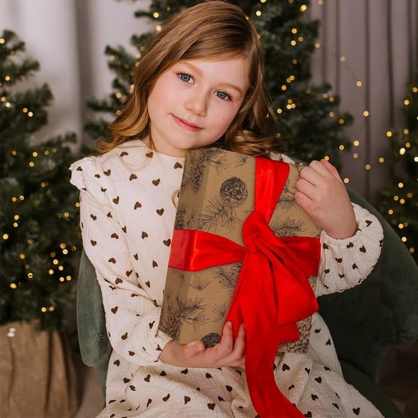 Julklappspapper med mönster av tallbarr (43CMX 10m)