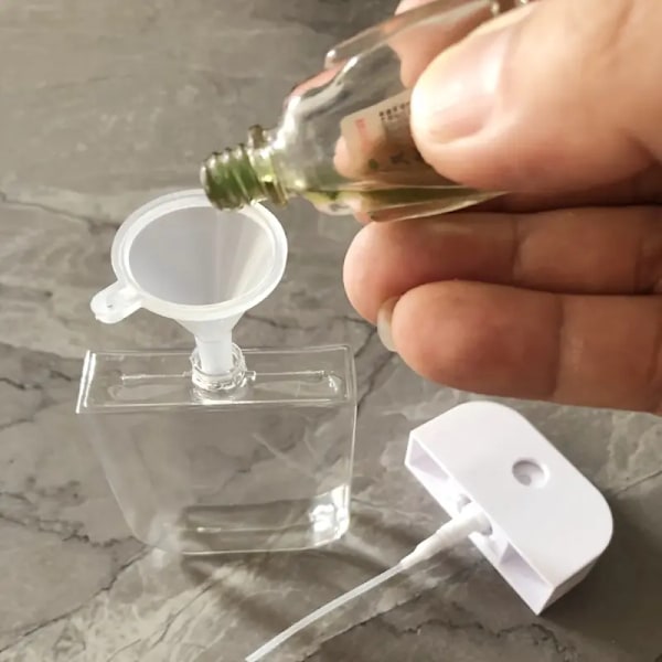 Kompakt 50 ml sprayflaska kit för rengöring, parfymer och repellenter - inklusive tratt, perfekt för resor och hem GS