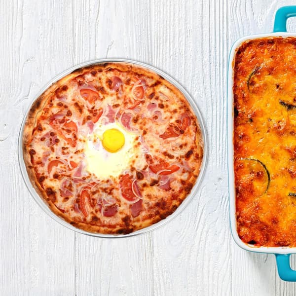 Rund pizzapanne i rustfritt stål med perforert design for jevn og sprø steking, egnet for husholdningsovner
