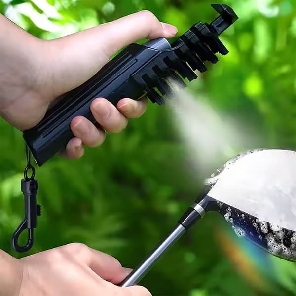 Pieni, kätevä golfharja vesipullolla