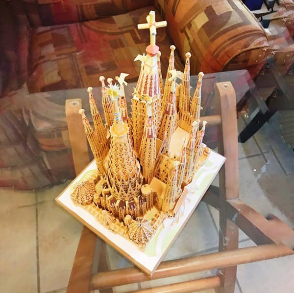 DIY Papirmodel af en Verdensberømt Spansk Katedral til Elevhåndværk