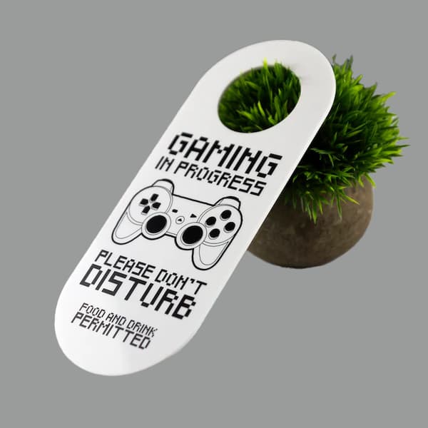 1-pack GAMING IN PROGRE dörrhängare för barnrum, spel pågår, stör ej, dörrskylt i trä