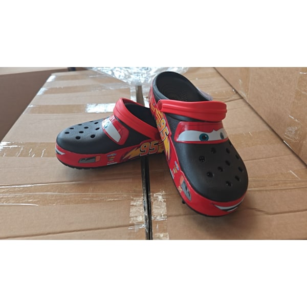 Crocs Lightning McQueen - Lightning McQueen Uteslippers med Stropp - M4/W6 (Passer til størrelse 36 fot)