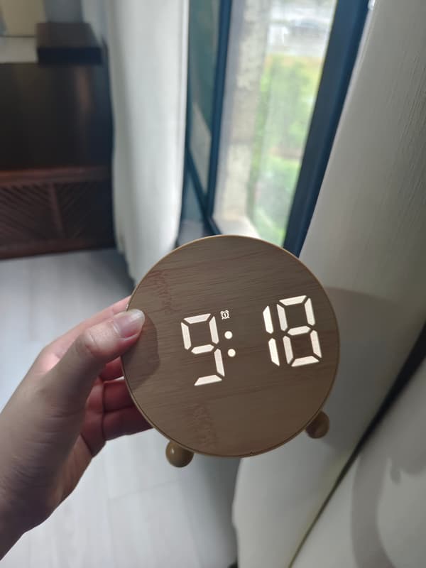 Digital väckarklocka med LED-display, batteri/USB-driven väckarklocka för nattduksbord med snooze