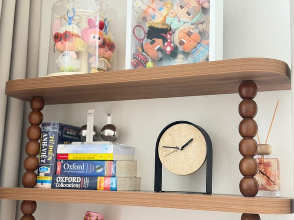 Ur med stenoverflade Kompakt buet kaminur Minimalistisk til hylde Sort