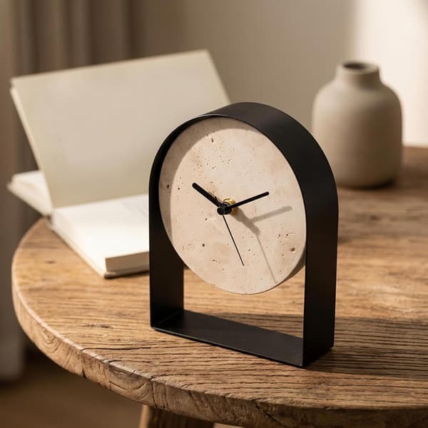 Ur med stenoverflade Kompakt buet kaminur Minimalistisk til hylde Sort