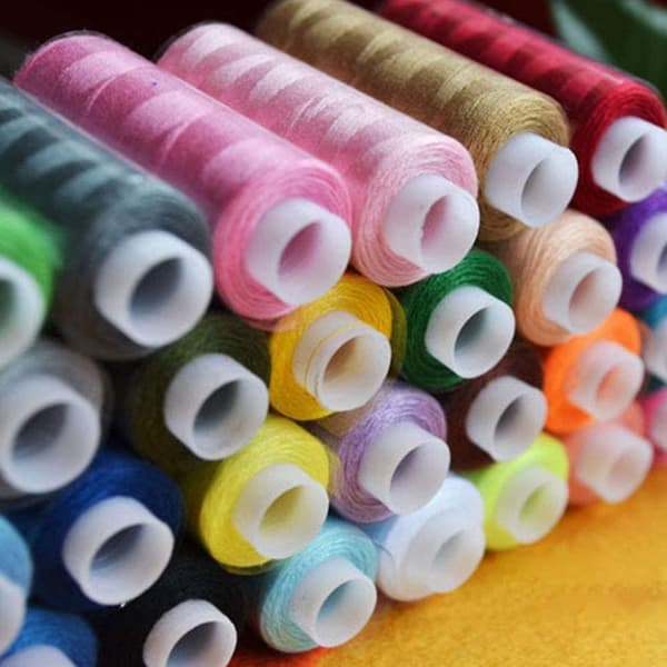 60 stk. spoler sytråd assorteret farve polyester til håndsyning