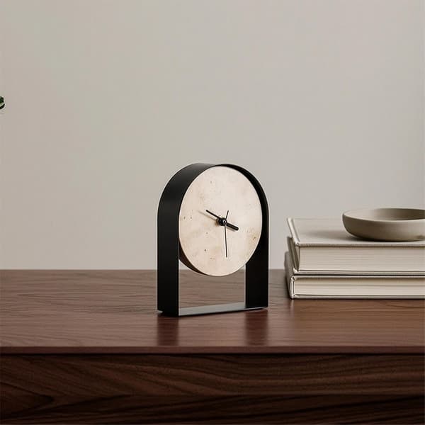 Ur med stenoverflade Kompakt buet kaminur Minimalistisk til hylde Sort