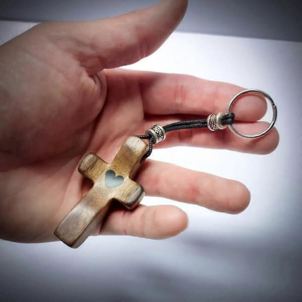 Hjerteformet Håndlavet Nøglering med Kors i Valnøddetræ