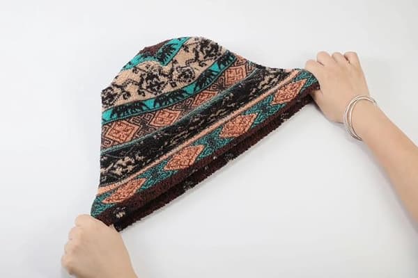 Fleece-neulelippis (Punainen Kuvio)