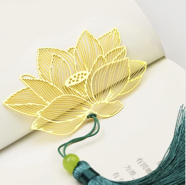 Exquisite Hollow Creative Metal Bookmark Gift Box with Tassel,