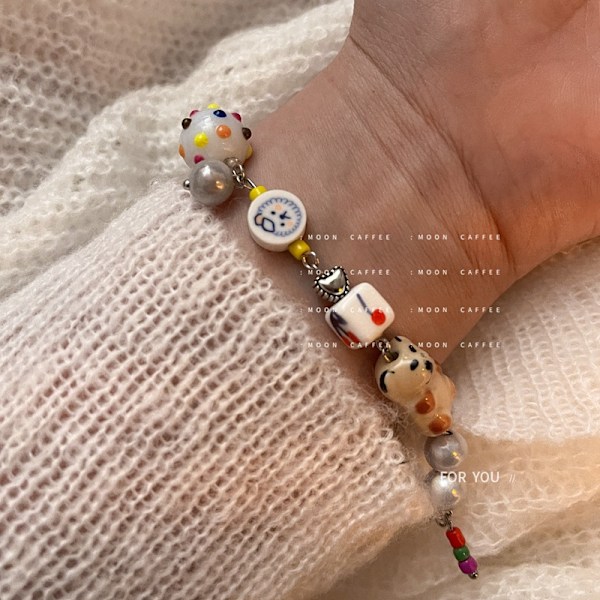 Färgglatt armband i keramikpärlor