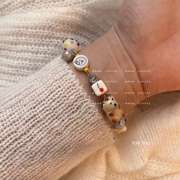 Färgglatt armband i keramikpärlor