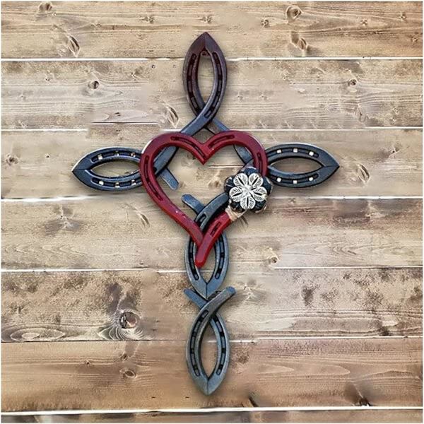 Luonnollinen hevosenkengän risti sydämellä, metallihevosenkengän risti seinätaidekoriste, metalliristikyltti seinäriippuva veistos, vintage-tyyli taide hevosenkengän risti ulkoilmaan terassille kotiin 20*30CM