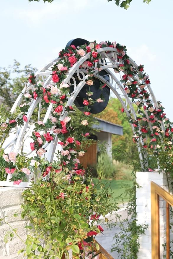 Kunstige roserankeblomsterplanter Kunstig blomst hengende roseeføy