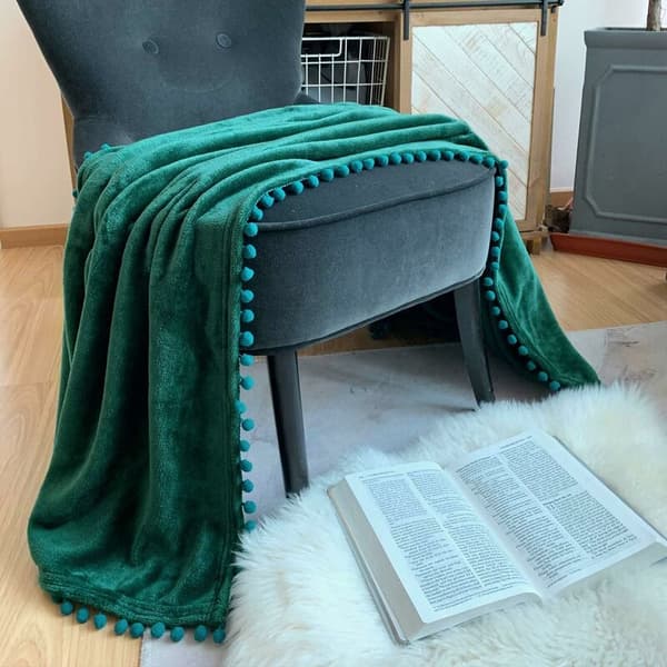 Flanellfilt med pompomfrans - Lätt och mysig -