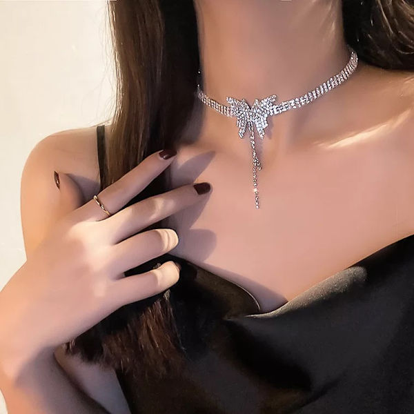 Glittrande strasshalsband med kristallfjäril, delikat