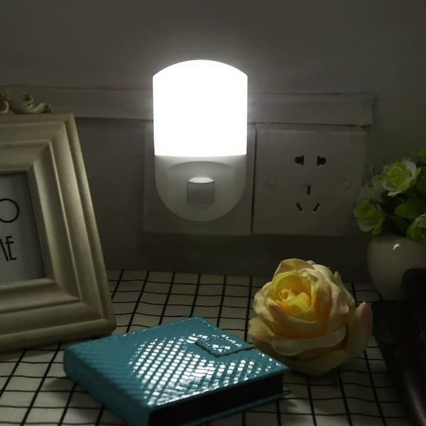 LED-lampa med EU-kontakt och infraröd rörelsesensor för sovrum och hall