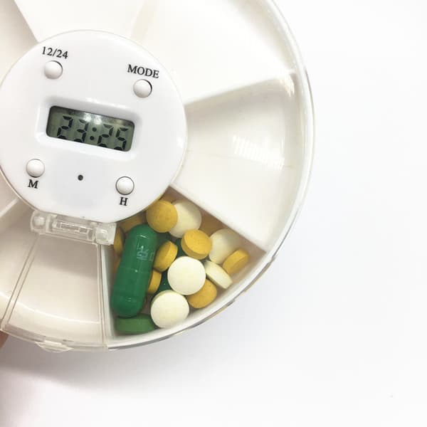 Automatisk pille dispenser til ældre med lås