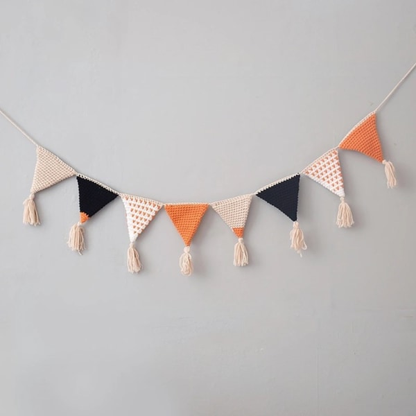 Triangulär stickad flaggvägg som hänger i barnrummet: Oran