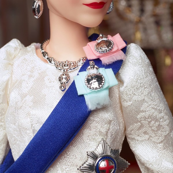 Dronning Elizabeth II Platinum Jubilee Doll i elfenbenskåbe, ruban, ca