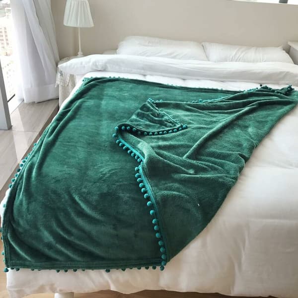 Flanellfilt med pompomfrans - Lätt och mysig -