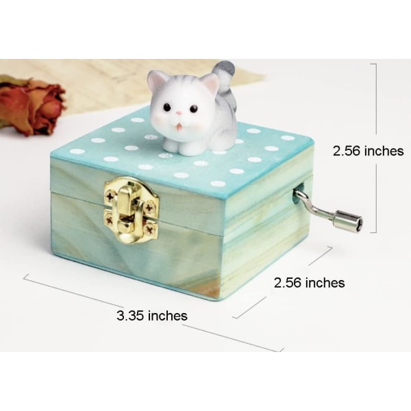 Mini håndskruet spilledåse af træ indpakket i gave med sød kat (Tu
