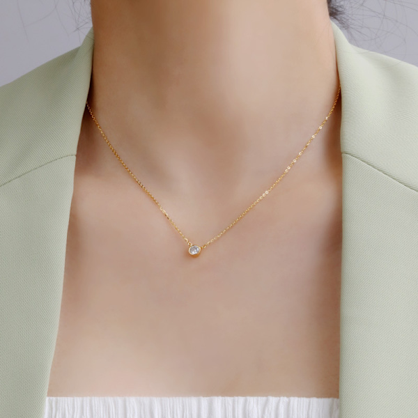 Halsband med glidande diamant i guld