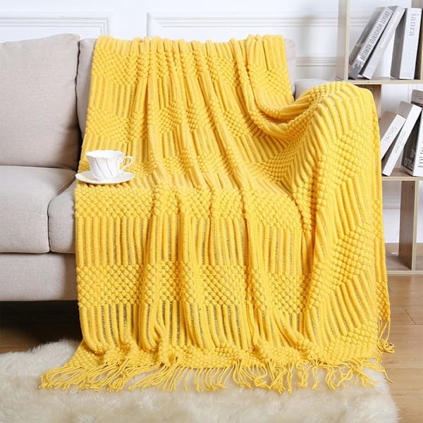Strikket sengeteppe, mykt og varmt dekorativt teppe med pomponer for sofa seng (gul, 130 x 172 cm)