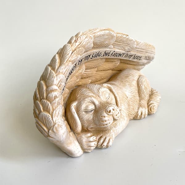 Engel kæledyrsstatue, sød sovende hund i englevingeharpikshave