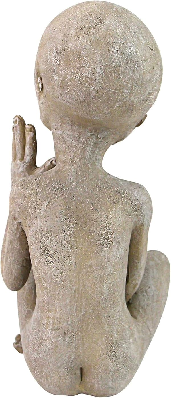 UFO-rumvæsen statue, lille siddende, sandsten