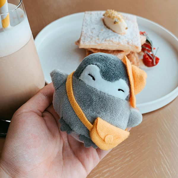 Eläinpehmoleluavainperä Söpö pingviinipehmolelu ja mielenkiintoinen reppu