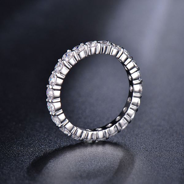 Amazon Collection Platina eller Guldpläterad Sterling Silver All-Around Band Ring set med Runda Infinite Elements Zirconia