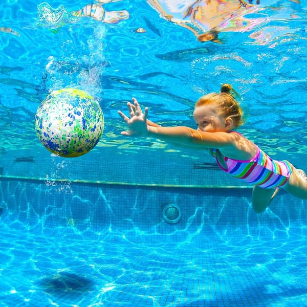 Svømmende flydende legetøjsbolde, 9 tommer oppustelige poolbolde med slange adapter