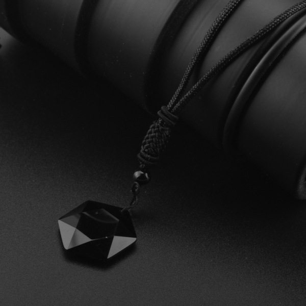 Svart Obsidian Hexagonal Natursten Halskjede Gjennomskinnelig Is Obsidian Ulvetenner Amulet Hans og Hennes Par Halskjede Lykke Kjærlighet Anheng Halskjede for Menn og Kvinner