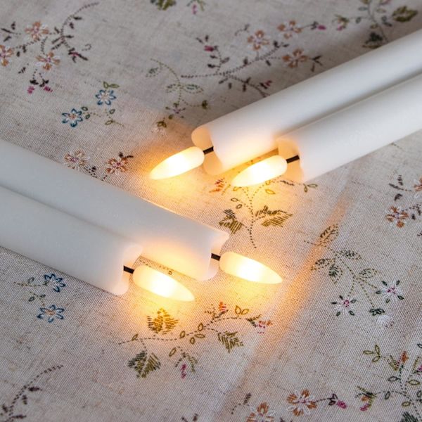 LED-flamlösa ljus med fjärrkontrolltimer, batteridrivna flimrande silve