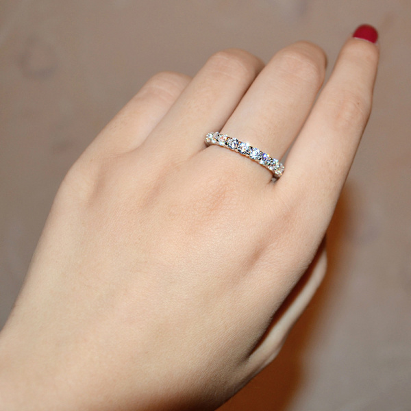 Amazon Collection Platina eller Guldpläterad Sterling Silver All-Around Band Ring set med Runda Infinite Elements Zirconia
