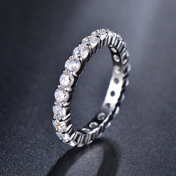 Amazon Collection Platina eller Guldpläterad Sterling Silver All-Around Band Ring set med Runda Infinite Elements Zirconia