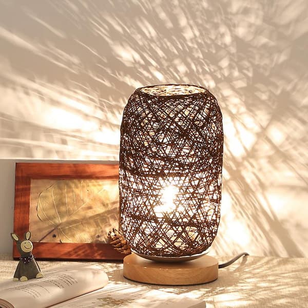 Senglampe i rattanledning og træstøtte brun