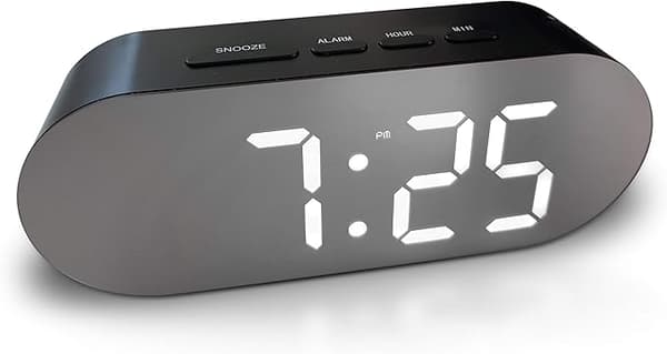 Nätansluten digital klocka med display, lättanvänd, sängklocka
