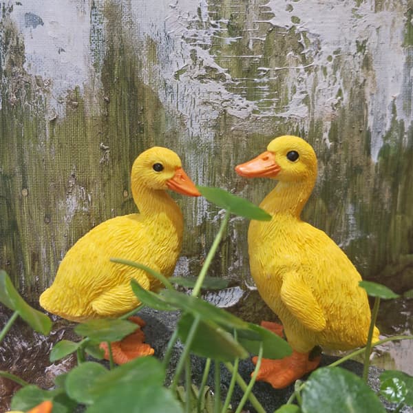 Havefigur i form af en gul and - levende miniaturefigur til feer