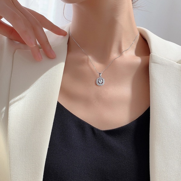 Kvinnors silverpläterade cirkulära halsbandshänge med central kristall