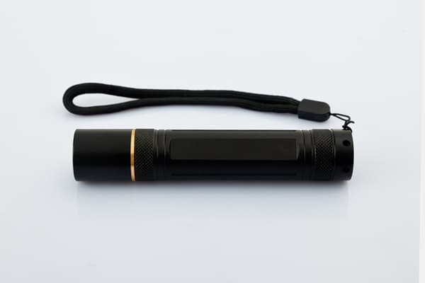 Oppladbar LED-lommelykt, 4 lysmoduser og zoombar for barn