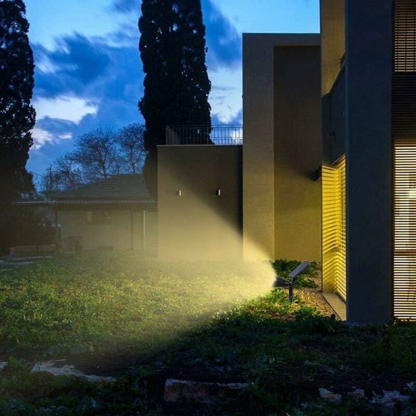 Solcellsstrålkastare utomhus, 7 solcells-LED-landskapslampor, automatisk på/av vattentäta vägglampor för träd, uteplats, trädgård, uppfart, pool (varmt ljus)
